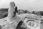 Ref / INDIA 12 - Jain woman praying  before a feet footprint
